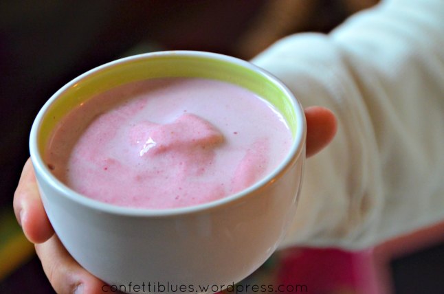 strawberry-frozen-yogurt-milkshake